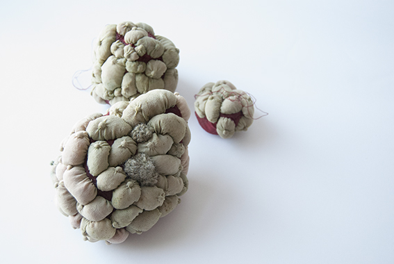 Julie de Pierrepont Trois Mères Vertes sur Rouge 2016